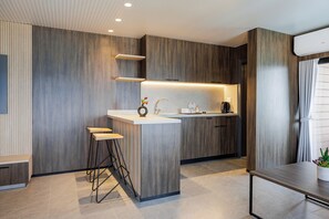 Senior Suite, Balcony, Partial Sea View | Private kitchen | Microwave, stovetop, cookware/dishes/utensils - Middle Beach Hotel (Jounieh)