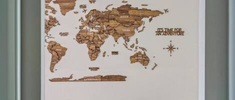 Un mapa mundial de madera con nombres de países y una rosa de los vientos.