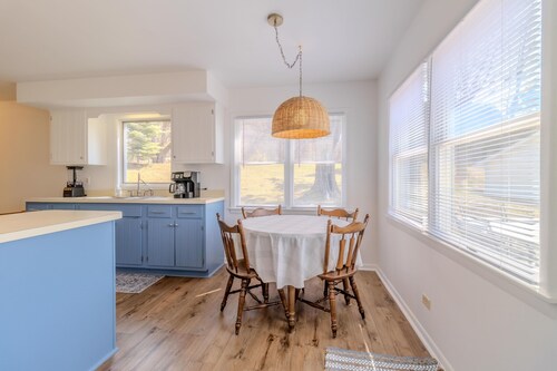Charming 4-Bedroom Farmhouse Retreat Near the Lake
