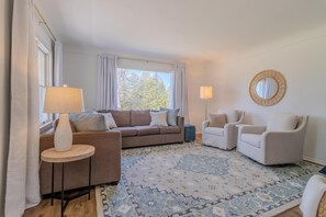 Télévision, table de tennis de table, livres