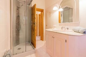 Dusche, Haartrockner, Bidet, Handtücher