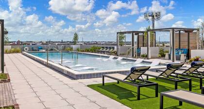 Chic King Balcony Studio in Channelside with Pool and FREE Parking
