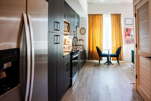 ثلاجة، ميكروويف، فرن، موقد طهي مسطح