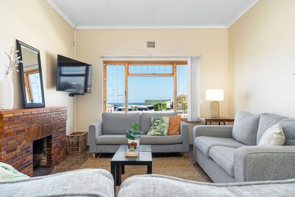 Smart TV, fireplace - The Kleinmond Cottage (Cape Town)
