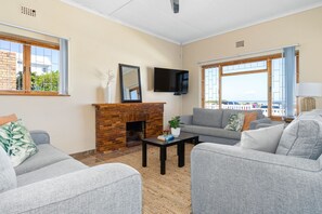 Smart TV, fireplace - The Kleinmond Cottage (Cape Town)
