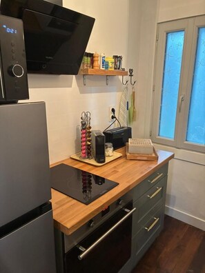 Een microgolfoven, een oven, een vaatwasser