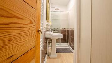 Douche, sĂšche-cheveux, serviettes fournies