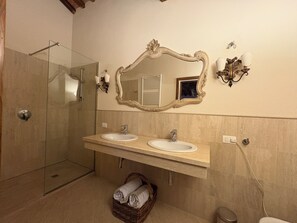 Dusche, Haartrockner, Bidet, Handtücher