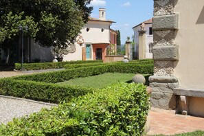 Property grounds - marvelous 3  bed house in charming Cevoli with A/C (Cevoli)