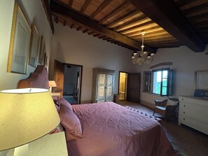 3 bedrooms, iron/ironing board, bed sheets - marvelous 3  bed house in charming Cevoli with A/C (Cevoli)