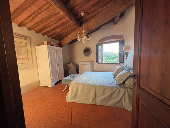 3 bedrooms, iron/ironing board, bed sheets