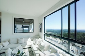 Living area - Skyview Retreat (Victoria)