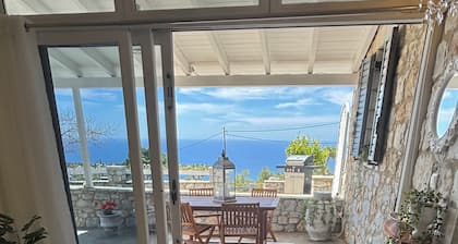 Pool, A/C, Romantic Sea View Apartment with King Bed, Outdoor Shower for 2, WiFi
