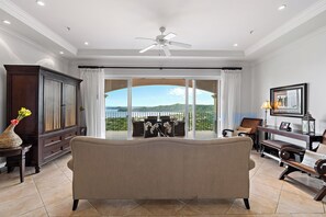 Appartement, balcon, vue océan | Salle de séjour