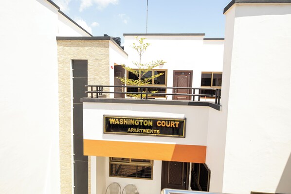 Un edificio con un letrero que dice "Washington Court Apartments".