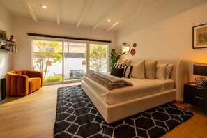 3 bedrooms, desk, iron/ironing board, free WiFi - Hauser House, Modern Artful Spanish-style Bungalow (Los Angeles)
