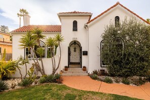 Exterior - Hauser House, Modern Artful Spanish-style Bungalow (Los Angeles)
