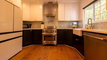 Refrigerador, microondas, horno y parrilla de estufa