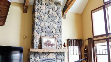 TV connectée, cheminée, jeux vidéo, table de tennis de table