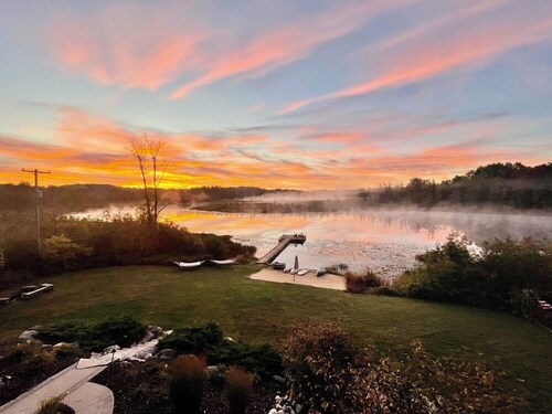 Lakefront Lodge & Carriage House-65 Acres-Private Lake, Gourmet Kitchen