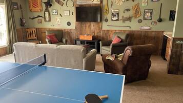Smart TV, fireplace, video games, table tennis