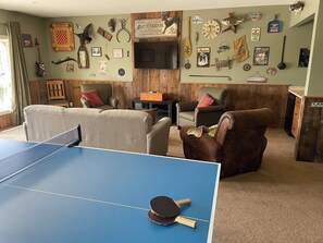 TV connectée, cheminée, jeux vidéo, table de tennis de table