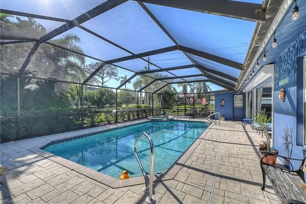 Una piscina al aire libre, una piscina climatizada