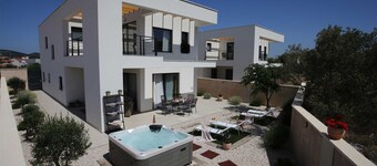 Villa Punta Sol, private hot tube and peaceful location in Jezera