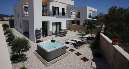 Villa Punta Sol with jacuzzi