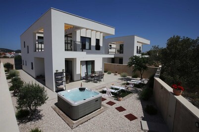 Villa Punta Sol, private hot tube and peaceful location in Jezera