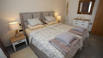 3 bedrooms, iron/ironing board, free WiFi, bed sheets