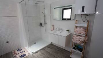 Shower, free toiletries, hair dryer