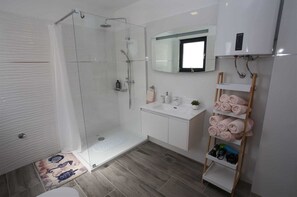 Dusj, toalettartikler (inkludert) og hårføner