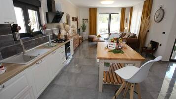 Kühlschrank, Mikrowelle, Ofen, Herdplatte