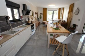 Réfrigérateur, four à micro-ondes, un four, surface de cuisson