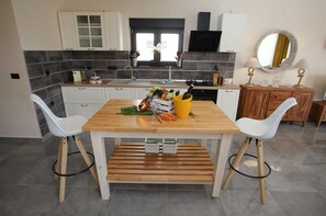 Microwave, oven, dishwasher, coffee/tea maker