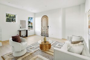 Smart TV - Bright and Stylish Weho Home (West Hollywood)