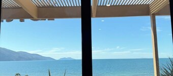 The Whale - Family friendly spacious apartment right on the beach