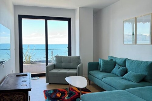 The Whale - Family friendly spacious apartment right on the beach