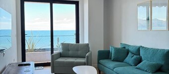 The Whale - Family friendly spacious apartment right on the beach