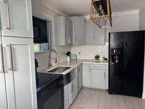 Kylskåp, mikrovågsugn, ugn och spishäll