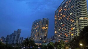 Deux immeubles de grande hauteur, dotés de nombreux balcons, qui font probablement partie d’un complexe hôtelier.