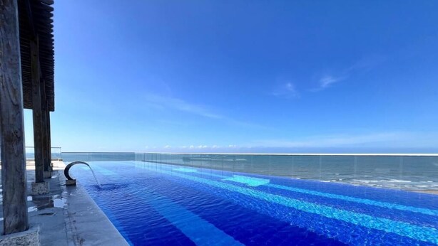 Une piscine à débordement offrant une vue imprenable sur l’océan.