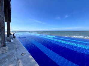 Una piscina infinita con vistas claras al océano.
