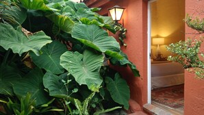 Un bâtiment à la façade rouge, avec une porte d’entrée et un lampadaire.