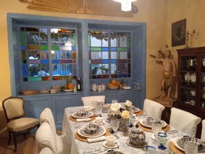 Family dining - Hotel Candelaria House  (Bogotá)
