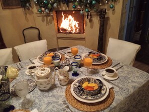 Family dining - Hotel Candelaria House  (Bogotá)