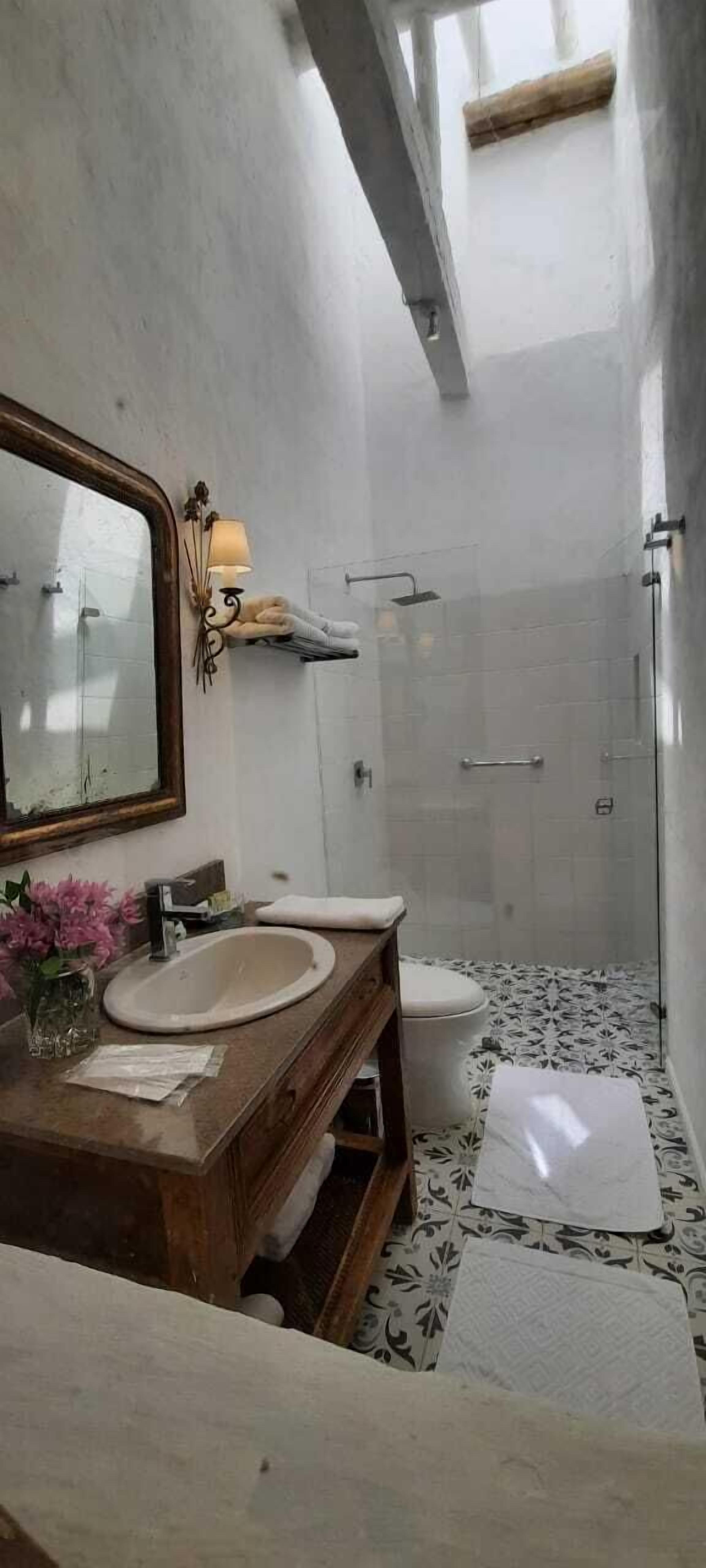 Habitación Confort | Baño | Ducha, toallas, jabón y champú