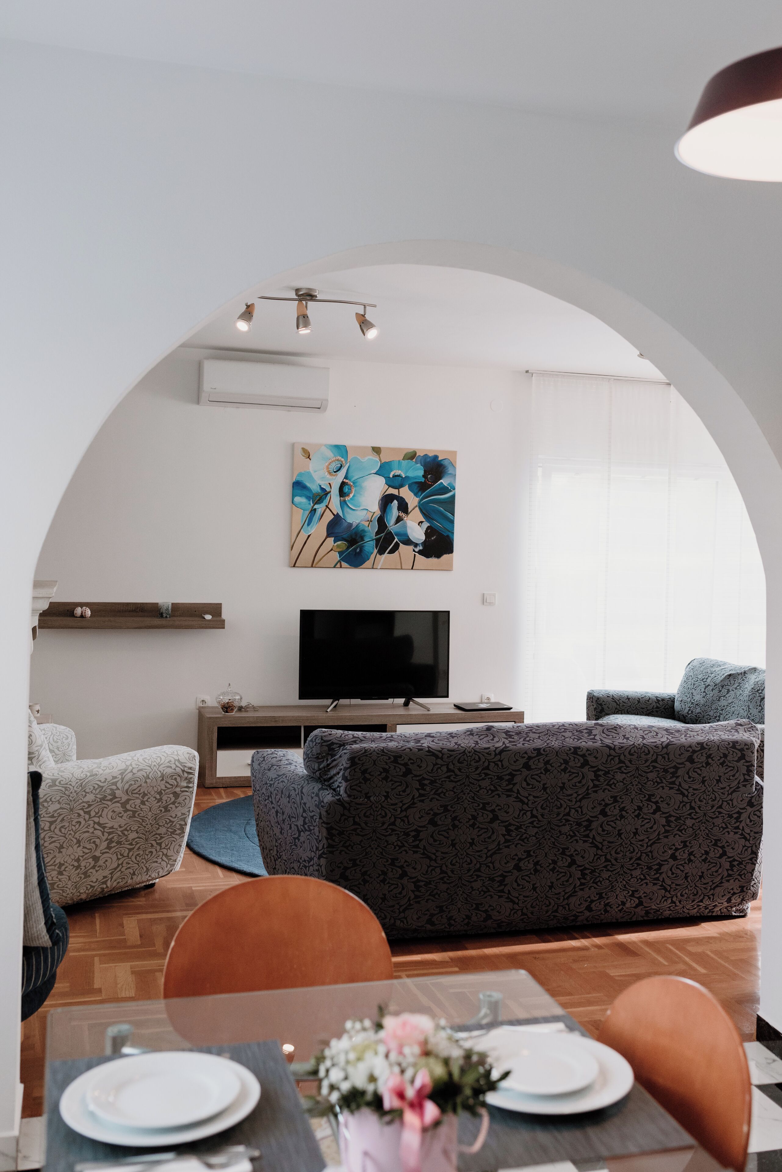 TV connectée, cheminée, livres, médiathèque