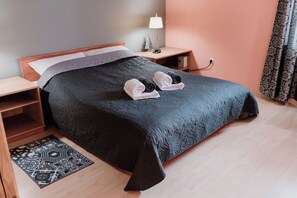 3 chambres, coffre-fort, bureau, fer et planche Ă repasser
